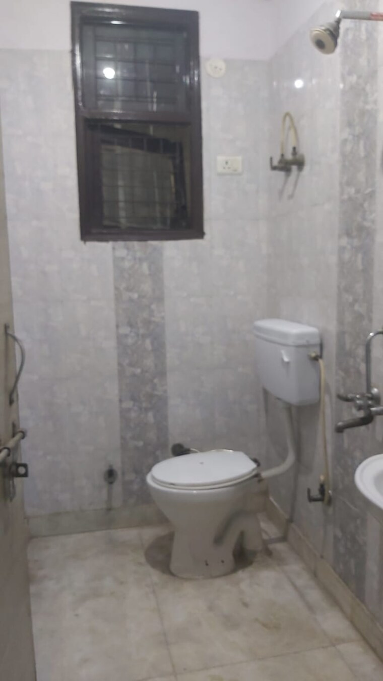 Bathroom, mayur vihar 2.5 Bedroom 750 Sq.Ft. Builder Floor In Mayur Vihar Delhi 9681395