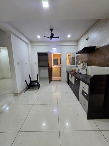 Room in 3 BHK Apartment at New Vip Road – for Rent