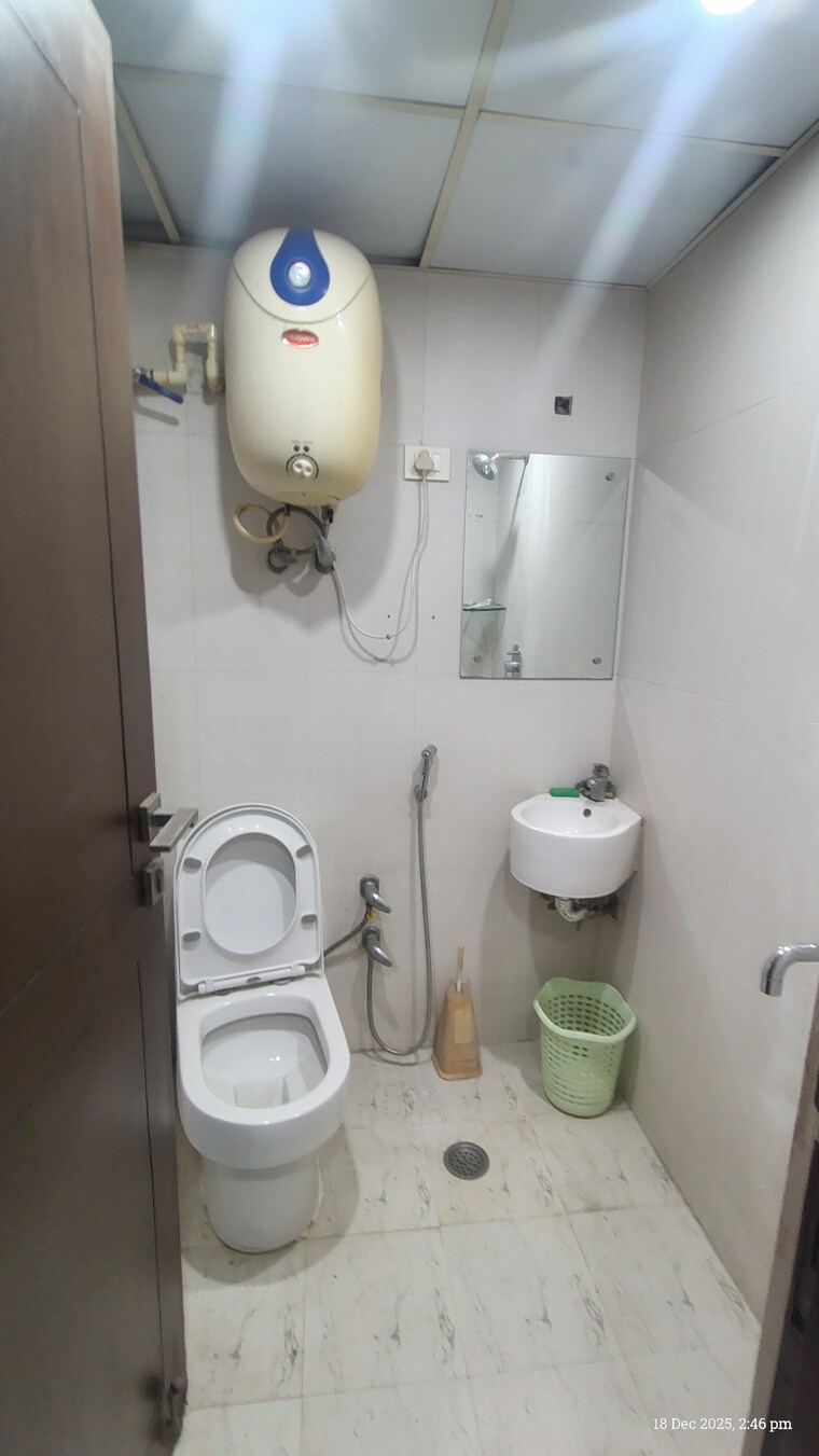 Bathroom, unitech-palms 3.5 Bedroom 1700 Sq.Ft. Apartment In South City 1 Gurgaon 9681458