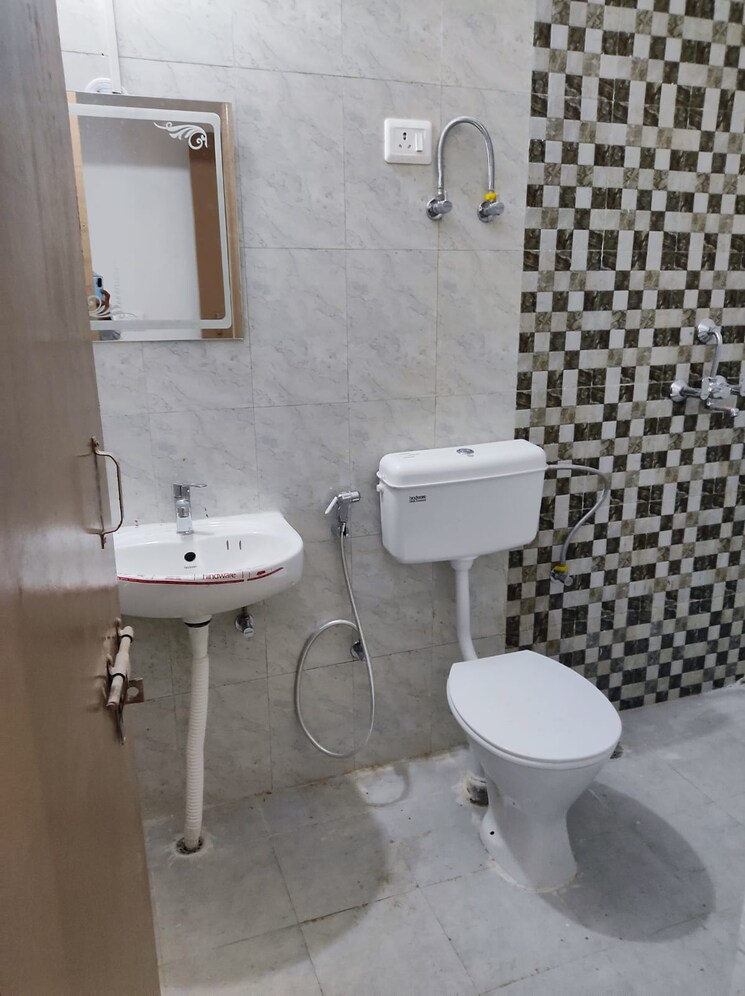 Bathroom, sector 23 2 Bedroom 1450 Sq.Ft. Builder Floor In Sector 23 Gurgaon 9681544
