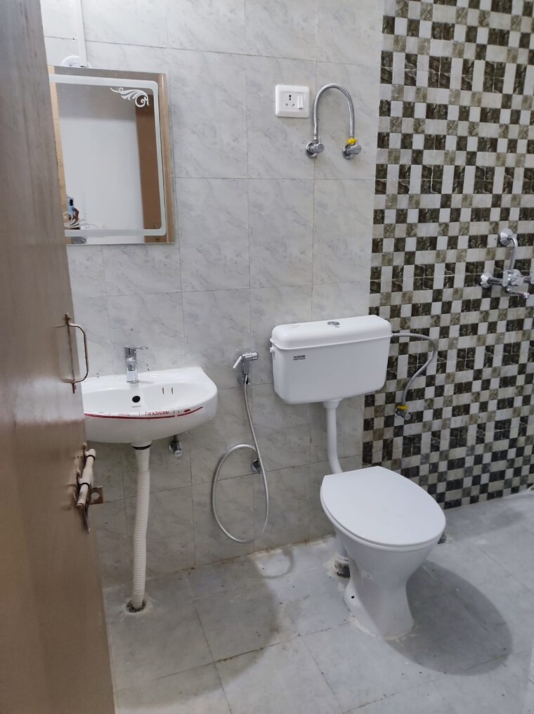 Bathroom, sector 23 2 Bedroom 1450 Sq.Ft. Builder Floor In Sector 23 Gurgaon 9681544