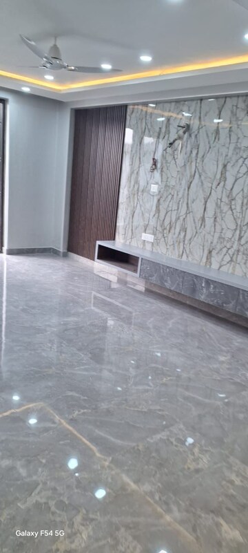 Room in 3 BHK Builder Floor at Sector 23 – for Rent