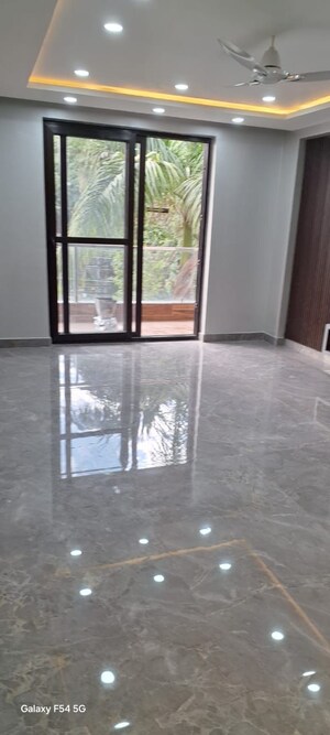 Room in 3 BHK Builder Floor at Sector 23 – for Rent