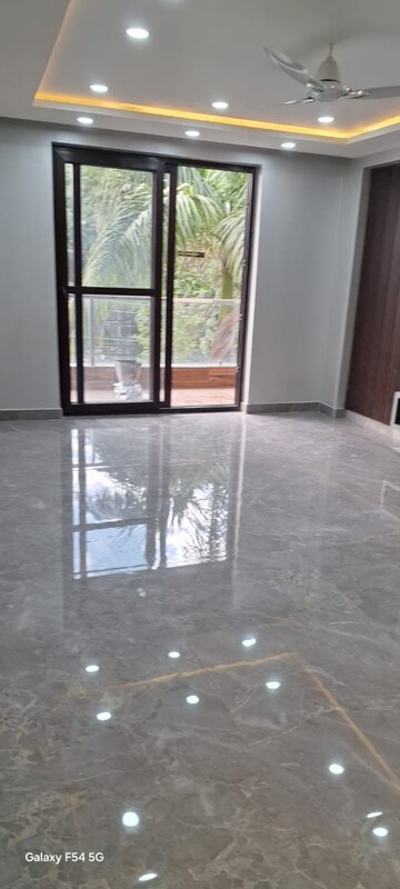 Room in 3 BHK Builder Floor at Sector 23 – for Rent