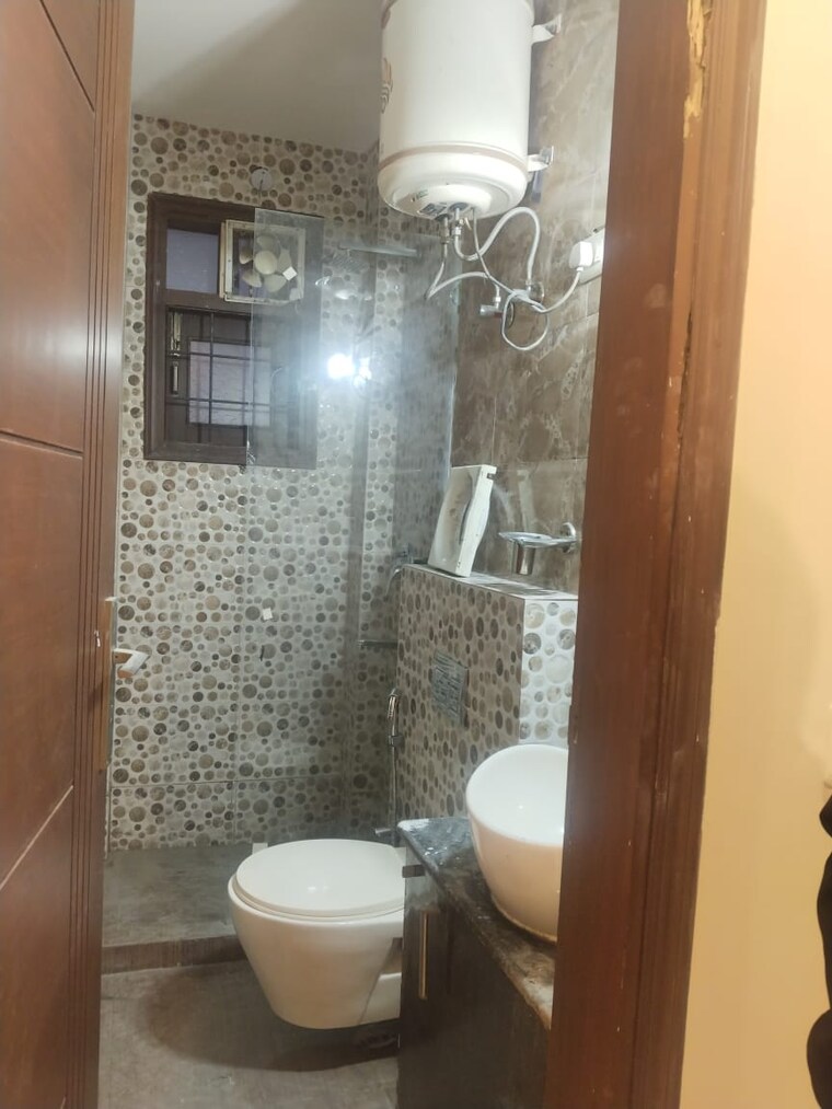 Bathroom, chittaranjan park 3 Bedroom 1150 Sq.Ft. Builder Floor In Chittaranjan Park Delhi 9681637