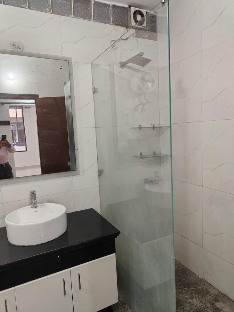 Bathroom, palam vihar 1 Bedroom 650 Sq.Ft. Builder Floor In Palam Vihar Gurgaon 9681653