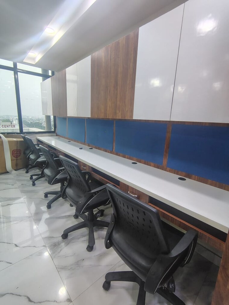 Team Area, netaji subhash place Commercial Office Space 1000 Sq.Ft. In Netaji Subhash Place Delhi 9681661