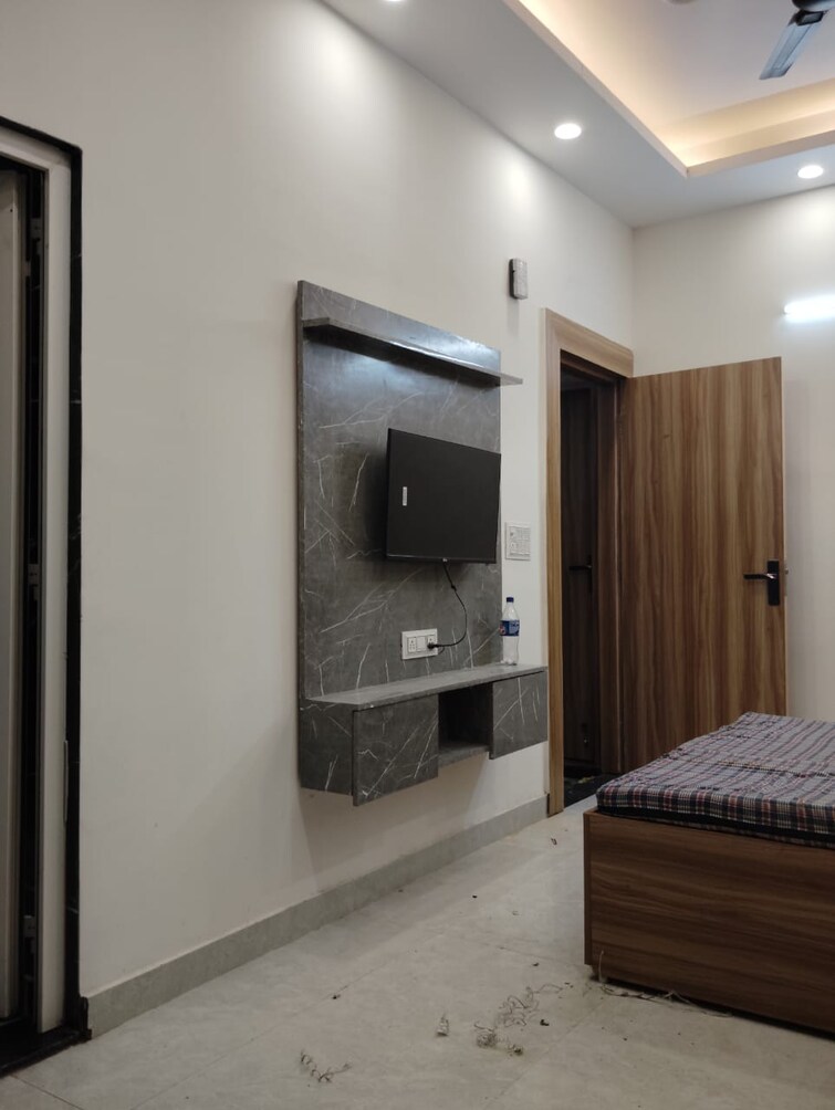 Room, sector 45 1 RK 700 Sq.Ft. Builder Floor In Sector 45 Gurgaon 9681773