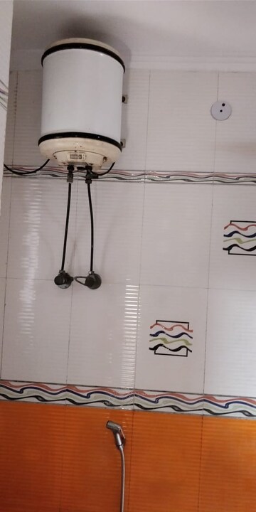 Furnished Amenities in 3.5 BHK Apartment at Mayur Vihar – for Rent