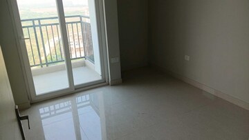 Room in 3 BHK Apartment at Eldeco Live By The Greens, Sector 150 – for Rent