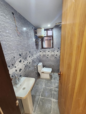 Bathroom in 3 BHK Builder Floor at Aknova Scorf, Dehradun Cantt – for Rent
