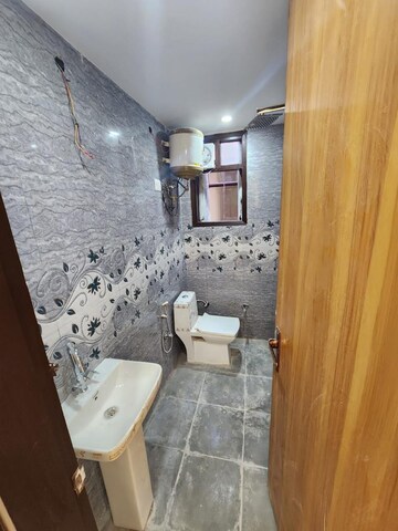 Bathroom in 3 BHK Builder Floor at Aknova Scorf, Dehradun Cantt – for Rent
