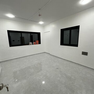 1 BHK Apartment For Rent in Nahars Everest, Yari Road