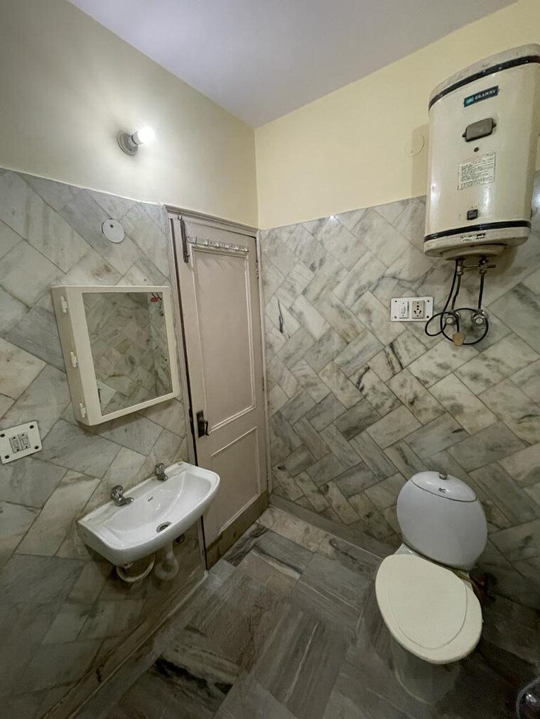 Bathroom, shivalik colony 3 Bedroom 1800 Sq.Ft. Builder Floor In Shivalik Colony Delhi 9682007