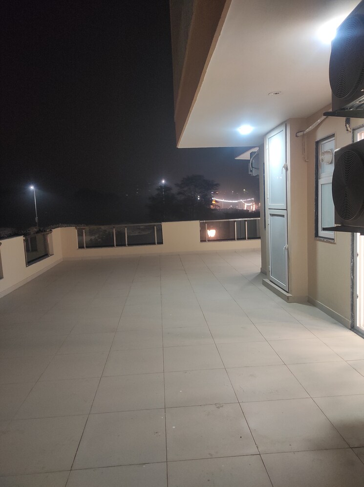 Room, sector 52 5 Bedroom 3201 Sq.Ft. Apartment In Sector 52 Gurgaon 9681788