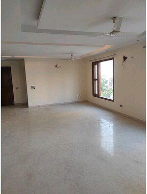 Living Room in 3 BHK Builder Floor at Sector 38 – for Rent