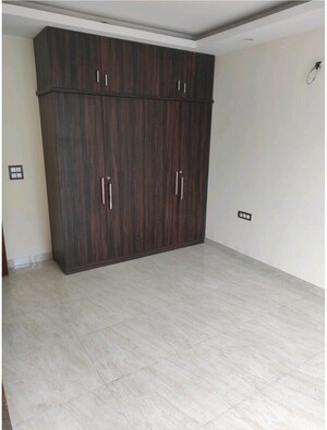 Room in 3 BHK Builder Floor at Sector 38 – for Rent