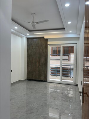 Room in 3 BHK Builder Floor at Sector 38 – for Rent