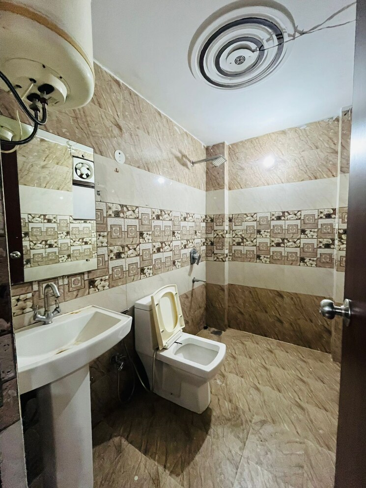Bathroom, sector 40 2 Bedroom 1299 Sq.Ft. Builder Floor In Sector 40 Gurgaon 9682046