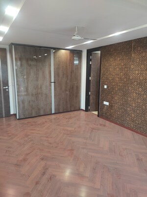 Master Bedroom in 4 BHK Builder Floor at South City 1 – for Rent