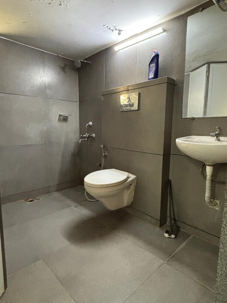 Bathroom, vastrapur 2 Bedroom 1250 Sq.Ft. Apartment In Vastrapur Ahmedabad 9682128