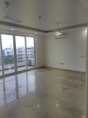 Room in 3.5 BHK Apartment at Sector 52 – for Rent