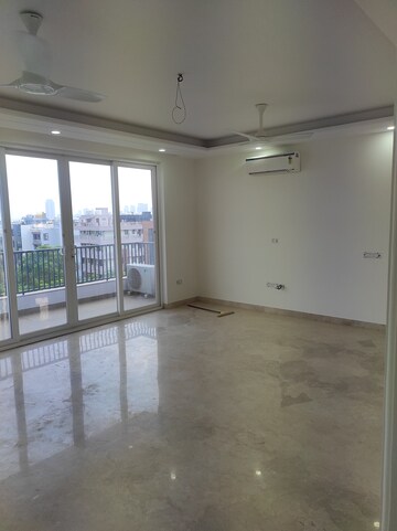 Room in 3.5 BHK Apartment at Sector 52 – for Rent
