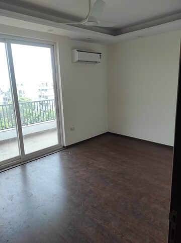 Master Bedroom in 3.5 BHK Apartment at Sector 52 – for Rent