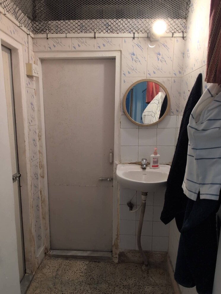 Bathroom, andheri west 1 RK 275 Sq.Ft. Apartment In Andheri West Mumbai 9682205