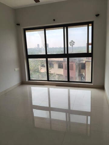 Room in 2 BHK Apartment at Rustomjee Meridian, Kandivali West – for Rent