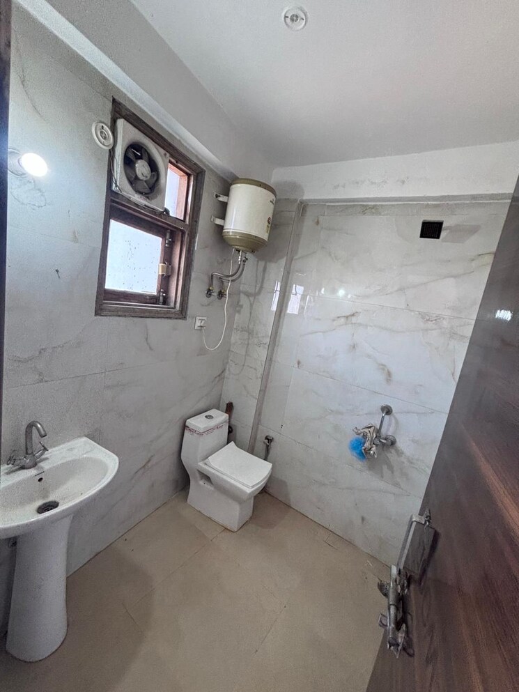 Bathroom, palm-residency-chhatarpur 1 Bedroom 450 Sq.Ft. Apartment In Chattarpur Delhi 9682206