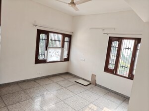 Room in 3 BHK Builder Floor at Sector 8 – for Rent