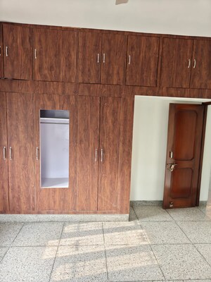 Room in 3 BHK Builder Floor at Sector 8 – for Rent