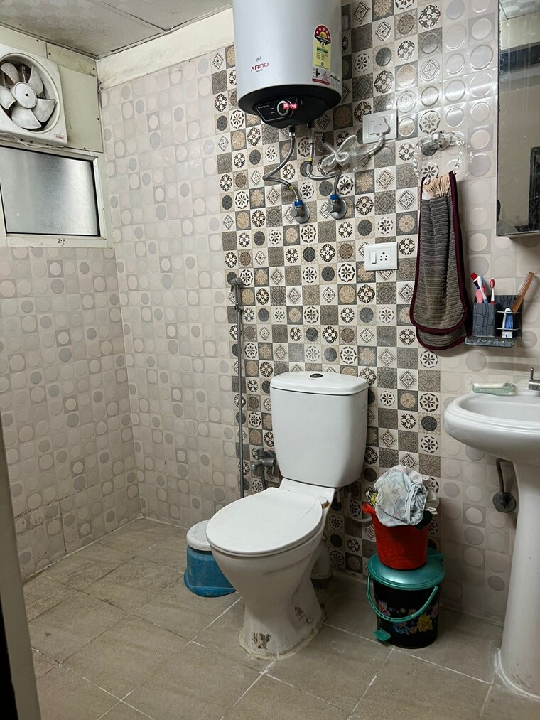 Bathroom, uninav-heights-phase-i 3 Bedroom 1640 Sq.Ft. Apartment In Raj Nagar Extension Ghaziabad 9682409