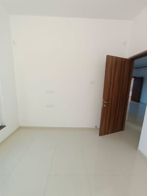 Room in 2 BHK Apartment at Runwal The Central Park, Chinchwad – for Rent