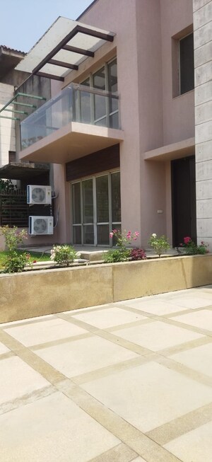 5 BHK Independent House – Exterior View View at Unitech The Villas, Sector 33 - for Rent
