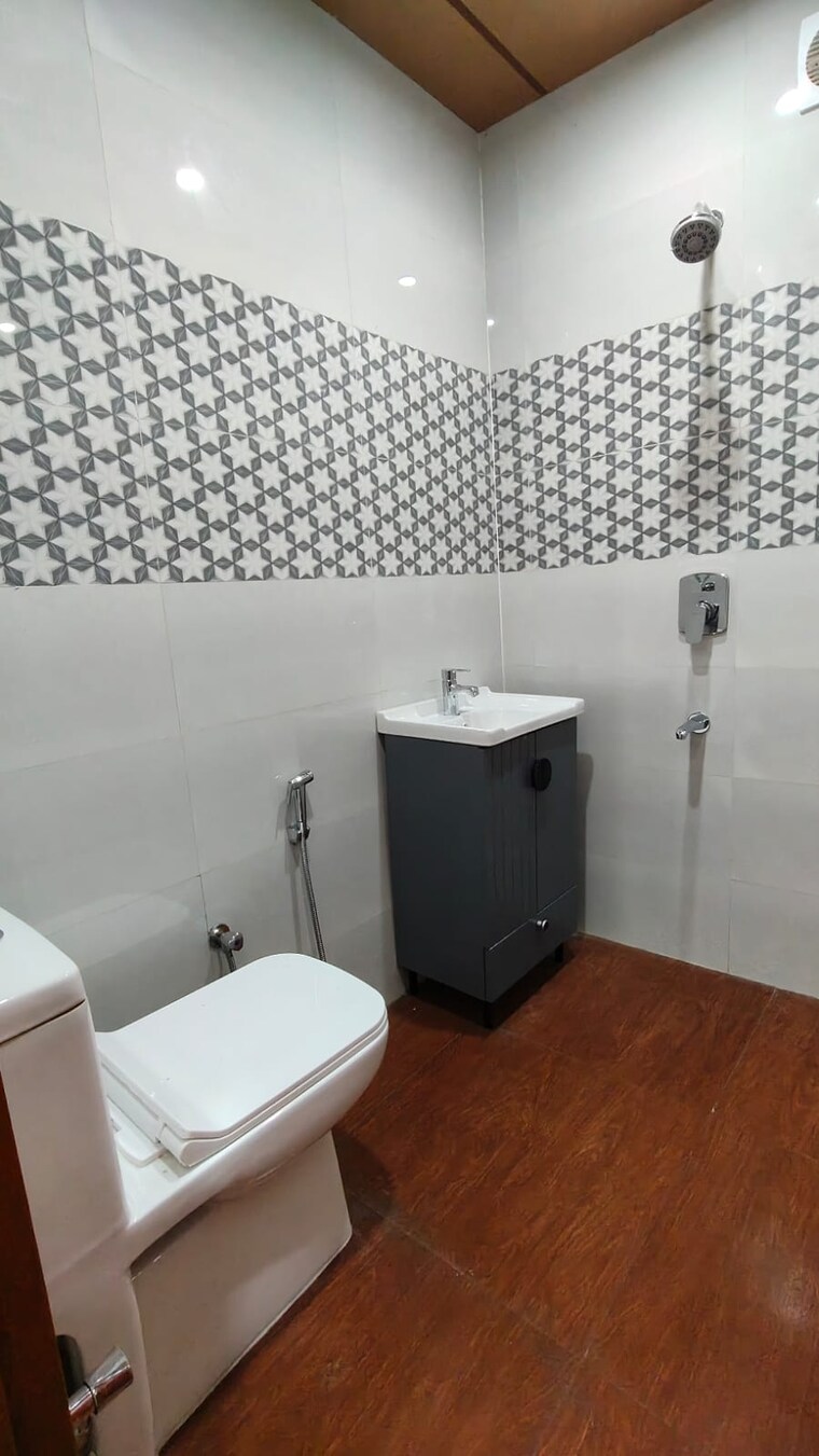 Bathroom, dlf-city-phase-iv 1 Bedroom 1000 Sq.Ft. Builder Floor In Dlf Phase iv Gurgaon 9682668