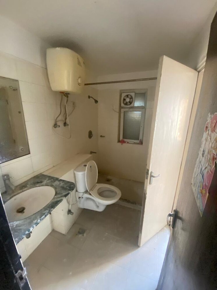 Bathroom, bptp-park-grandeura 3 Bedroom 1378 Sq.Ft. Apartment In Sector 82 Faridabad 9682761