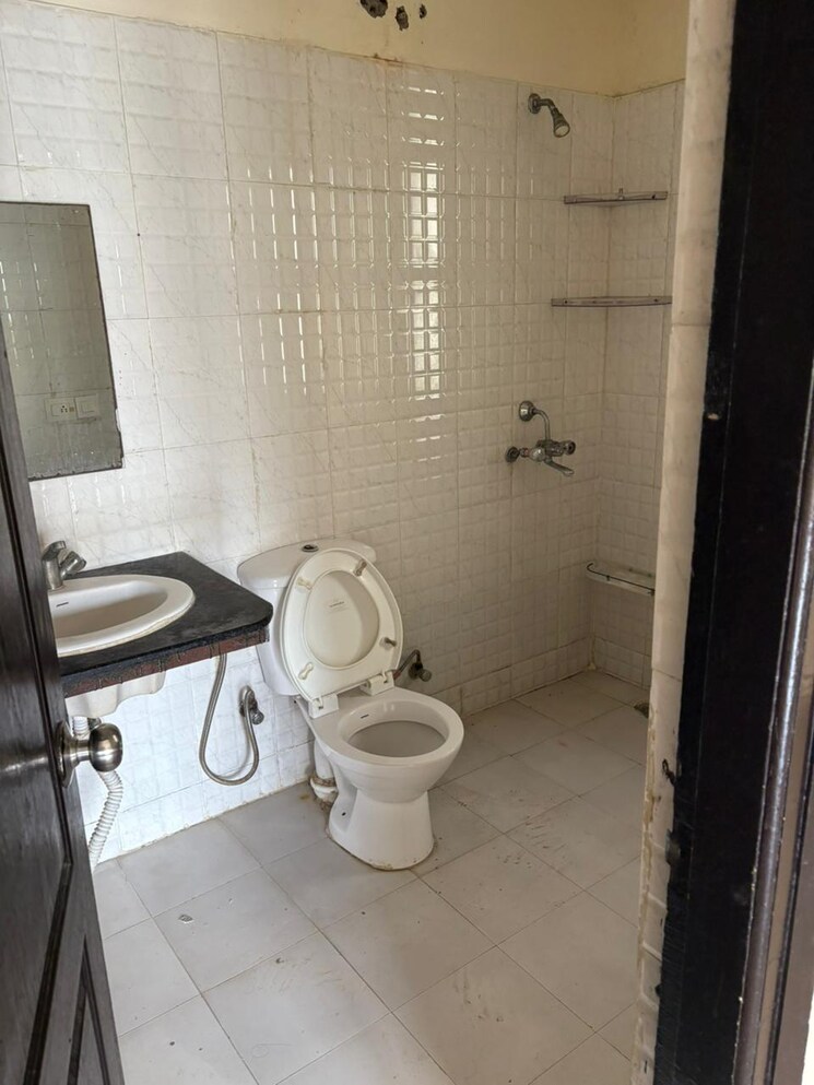 Bathroom, rps-palms 3 Bedroom 919 Sq.Ft. Apartment In Sector 88 Faridabad 9682798