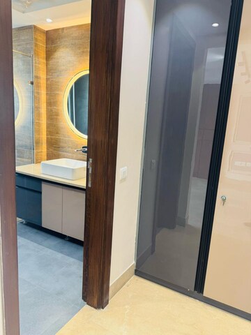 Building Lobby in 4 BHK Builder Floor at DLF City Phase IV, Dlf Phase iv – for Rent