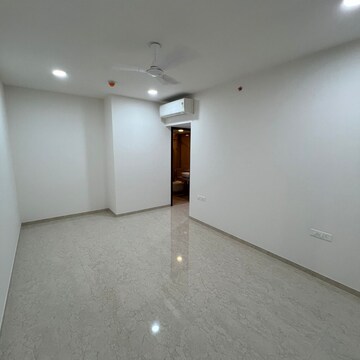 Room in 4 BHK Apartment at Lodha Aura, Wadala Truck Terminal – for Rent