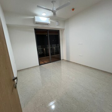 Room in 4 BHK Apartment at Lodha Aura, Wadala Truck Terminal – for Rent