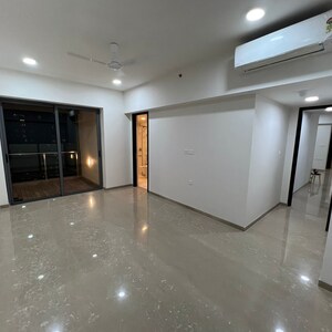 Room in 4 BHK Apartment at Lodha Aura, Wadala Truck Terminal – for Rent