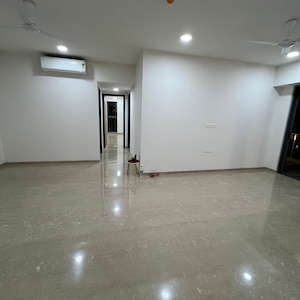 Room in 4 BHK Apartment at Lodha Aura, Wadala Truck Terminal – for Rent