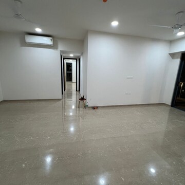 Room in 4 BHK Apartment at Lodha Aura, Wadala Truck Terminal – for Rent