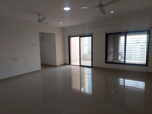 Room in 3 BHK Apartment at Kumar Kruti, Kalyani Nagar – for Rent