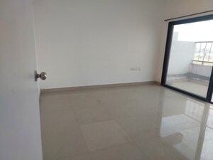 Room in 3 BHK Apartment at Kumar Kruti, Kalyani Nagar – for Rent