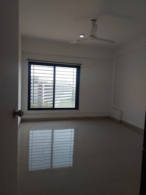 Room in 3 BHK Apartment at Kumar Kruti, Kalyani Nagar – for Rent