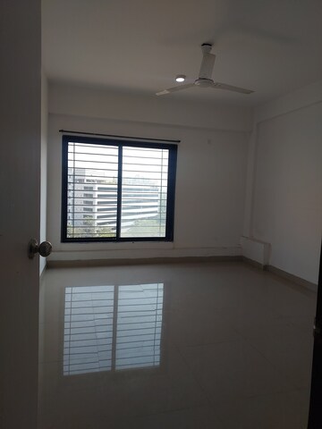 Room in 3 BHK Apartment at Kumar Kruti, Kalyani Nagar – for Rent