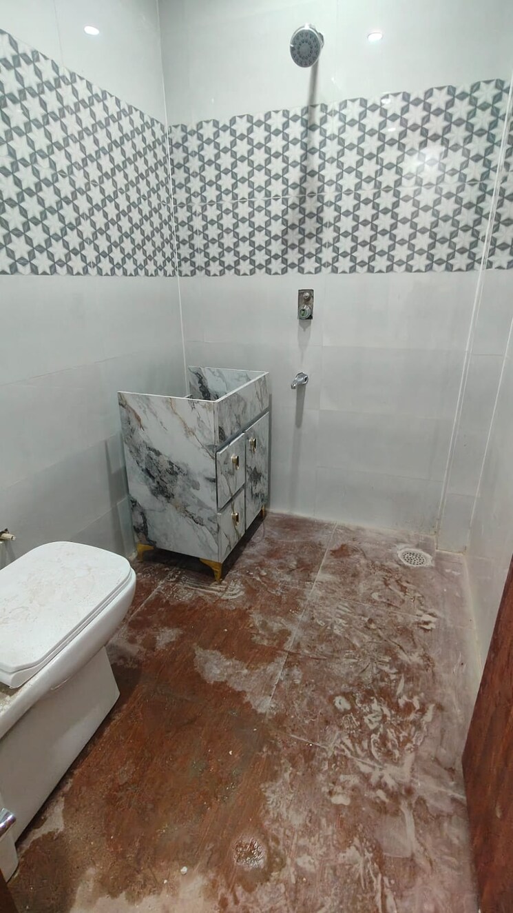 Bathroom, dlf-qerwa 1.5 Bedroom 1200 Sq.Ft. Builder Floor In Sector 28 Gurgaon 9682821